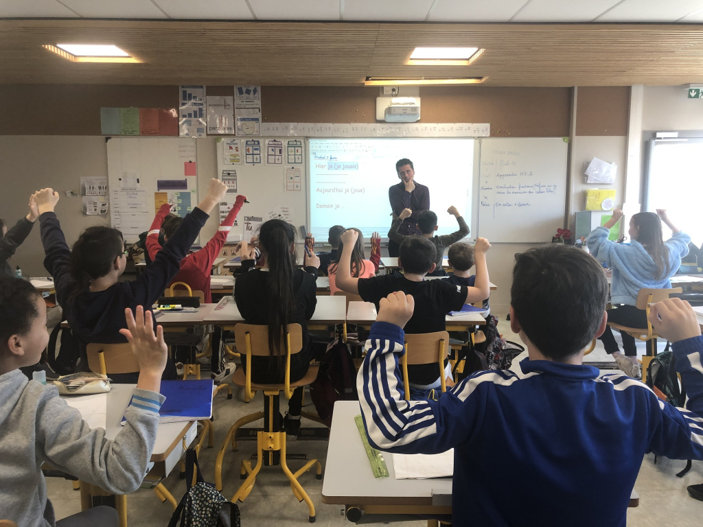 Participants écrivant leurs textes pendant un atelier slam