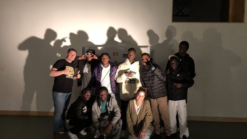 Photo de l'équipe Big Fam's devant l'affiche